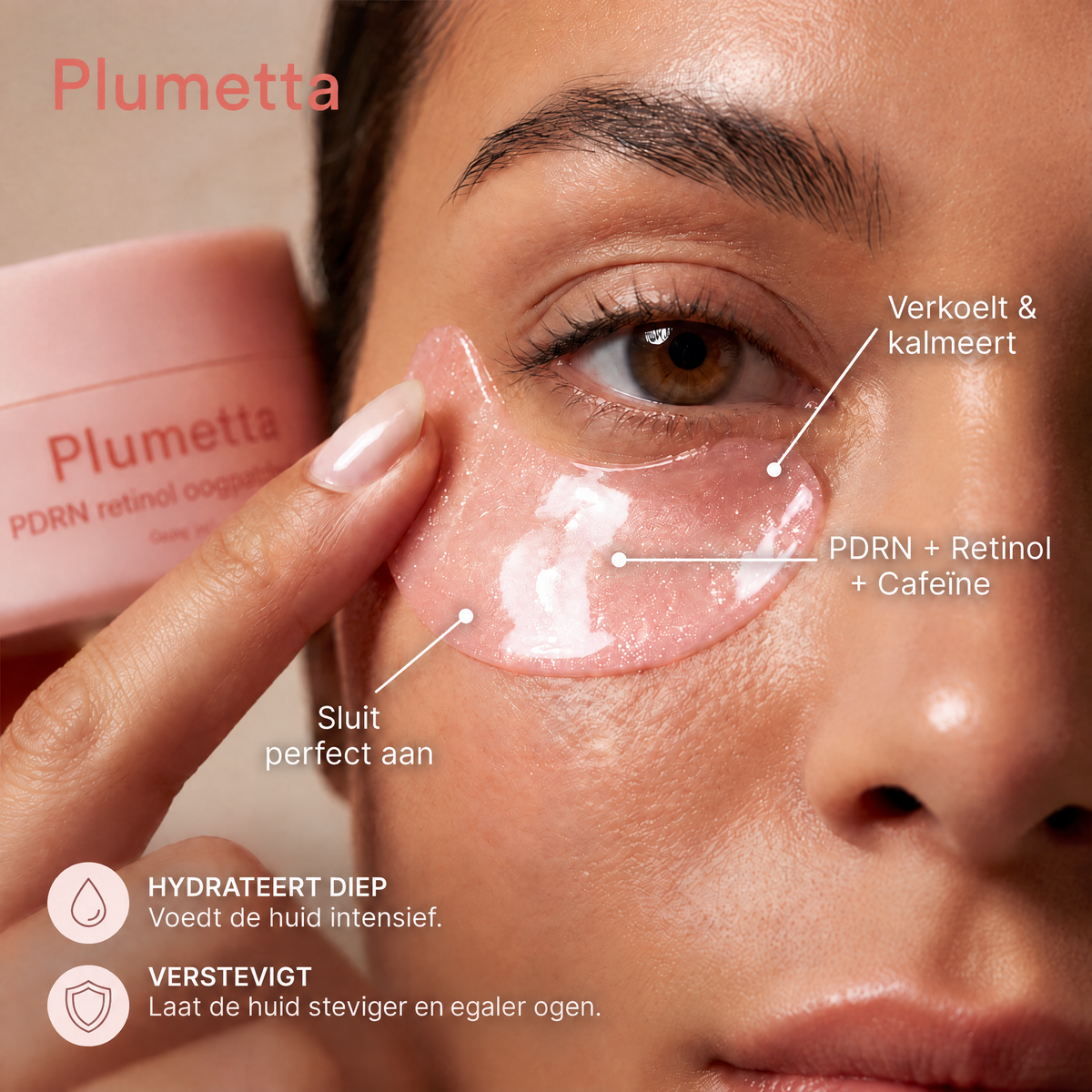 Close-up van een vrouw die een roze hydrogel oogpatch aanbrengt, met uitleg: verkoelt en kalmeert, PDRN met retinol en cafeïne, sluit perfect aan