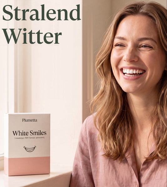 Plumetta White Smiles bleekbitjes verpakking op een vensterbank naast een lachende vrouw